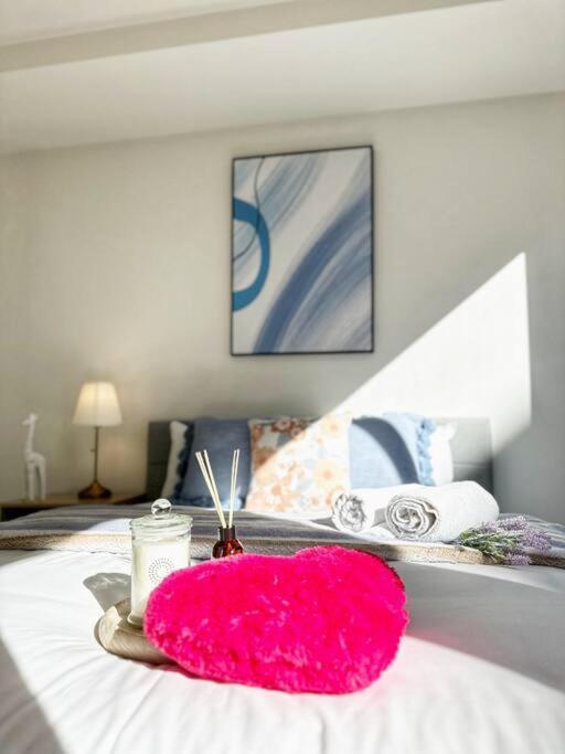 Fc104 -1 Bath 2 Bedroom Modern Oasis With, Pool & Gym *