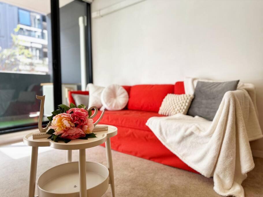 Fc104 -1 Bath 2 Bedroom Modern Oasis With, Pool & Gym Melbourne