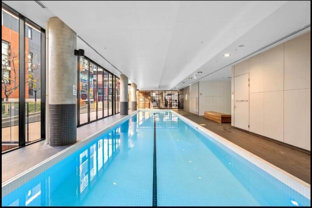 Fc104 -1 Bath 2 Bedroom Modern Oasis With, Pool & Gym Apartment Melbourne