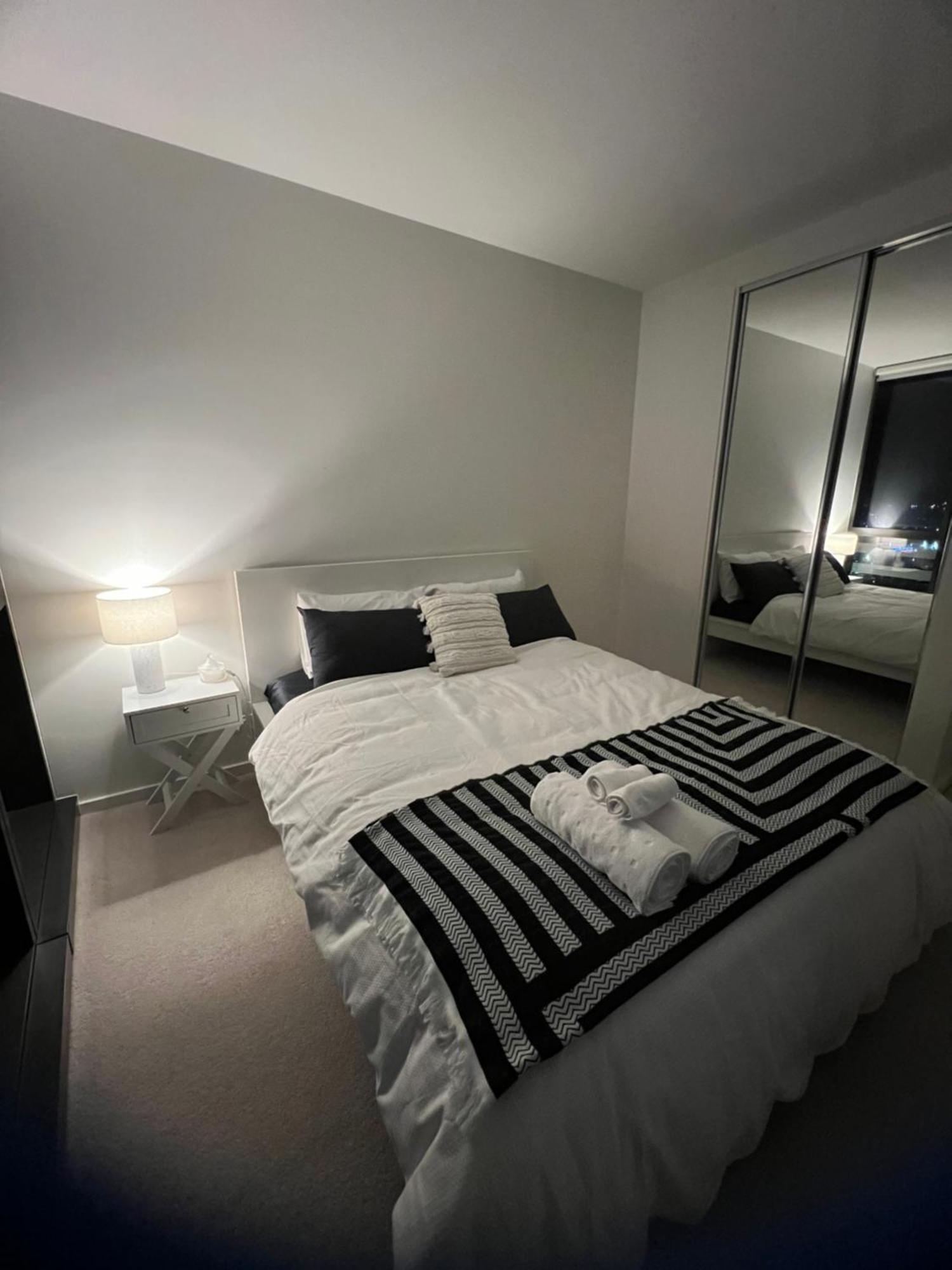 Apartment Free Parking Brand New 1br Waterfront Docklands Awesome View *