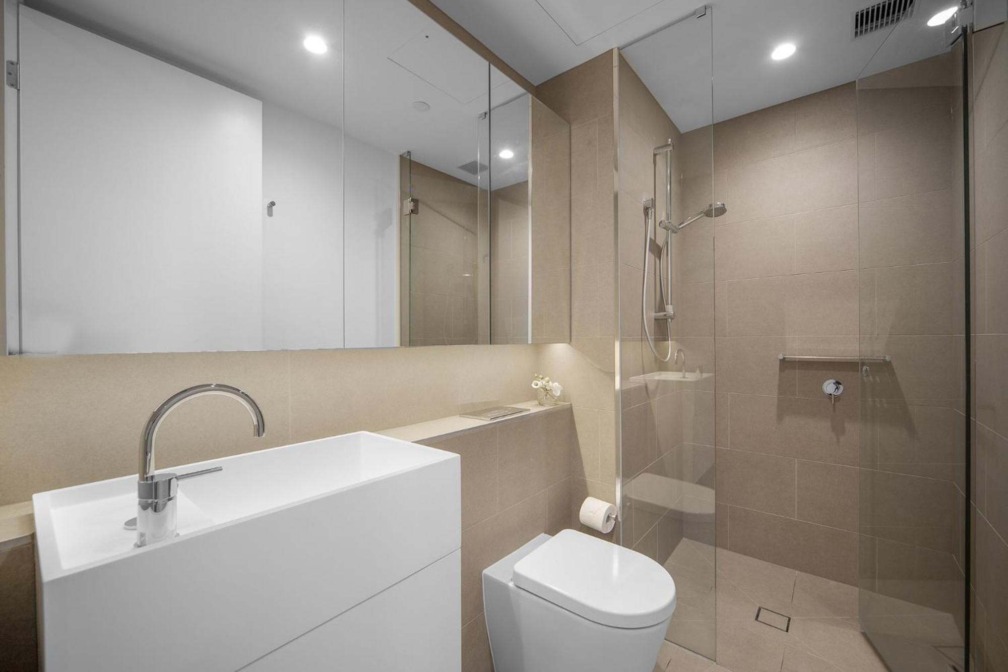 Sophisticated 2-bed With Striking Views Apartment *
