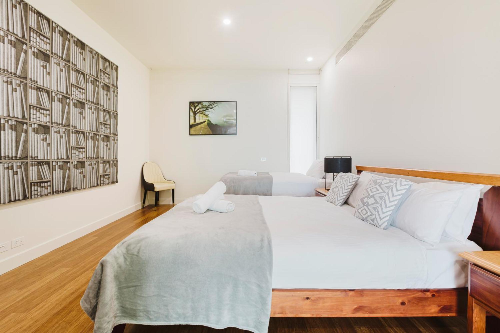 Luxurious Enormous 5brm Penthouse * Melbourne