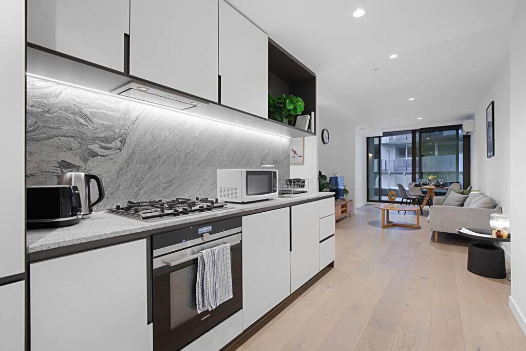 Graceful 2 Bed 2 Bath Near Cbd Tf704a24 * Melbourne