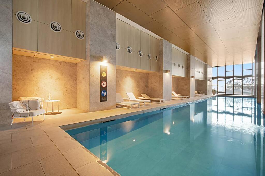 Graceful 2 Bed 2 Bath Near Cbd Tf704a24 Melbourne