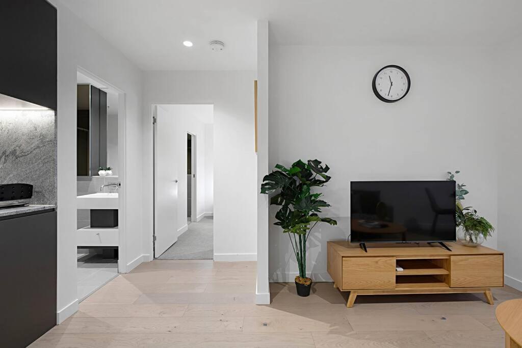 Graceful 2 Bed 2 Bath Near Cbd Tf704a24 * Melbourne