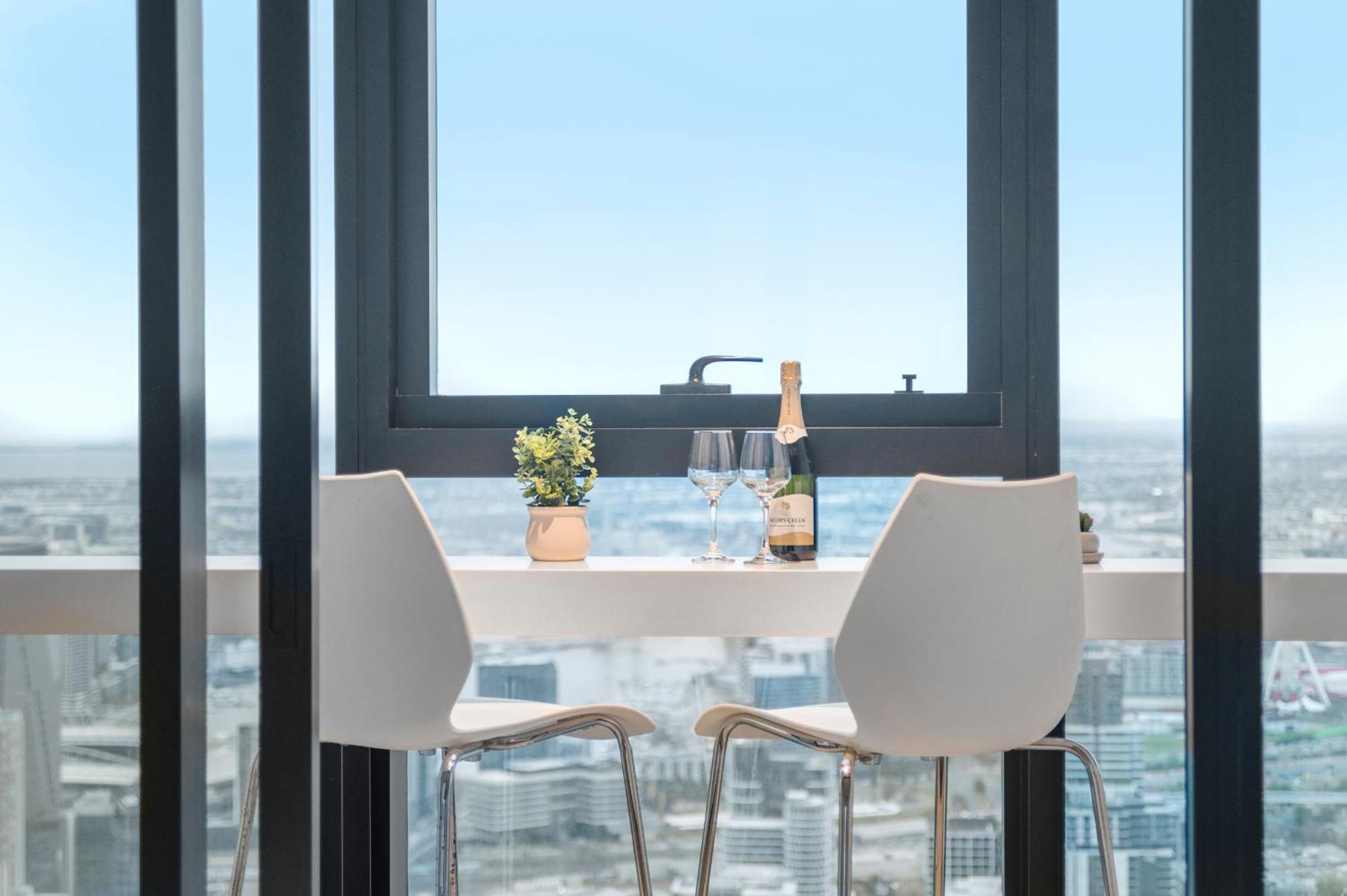 Gorgeous Views 70th Floor 3br With Pool And Gym Melbourne