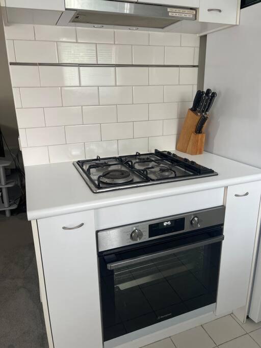 1br Eco With Tennis Court And Carpark * Melbourne