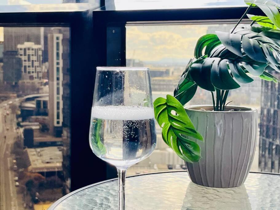 Entire Unit In Front Of Crown With Free Parking & Pool Melbourne