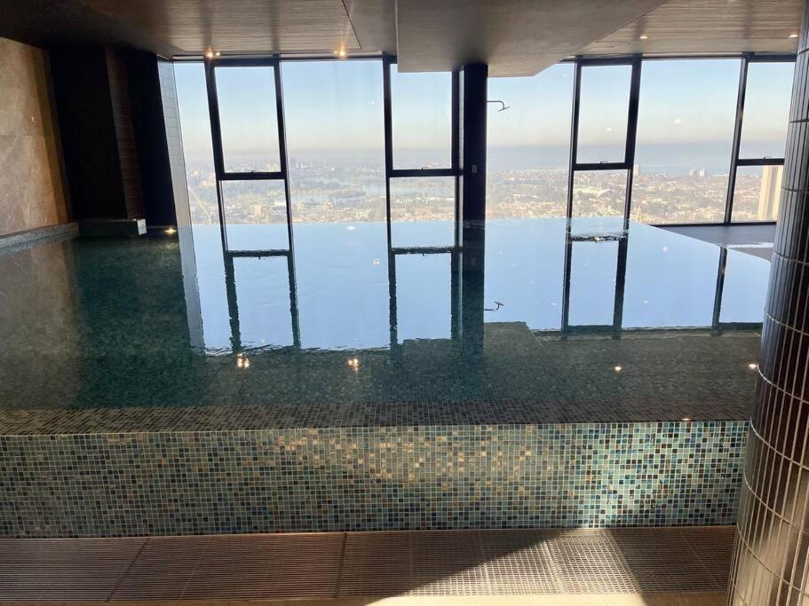 Entire Unit In Front Of Crown With Free Parking & Pool Melbourne