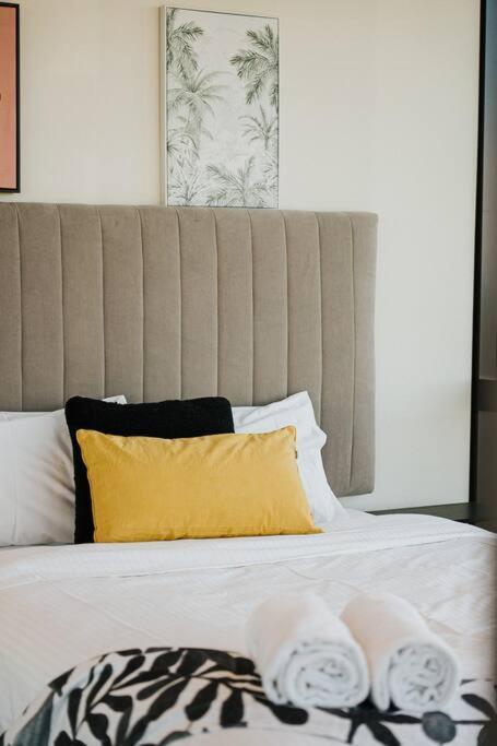 Australia108 High Level 2 Bedrooms With Parking Apartment Melbourne
