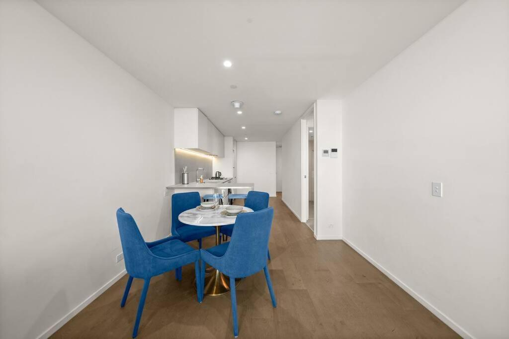 Australia108 High Level 2 Bedrooms With Parking Apartment Melbourne