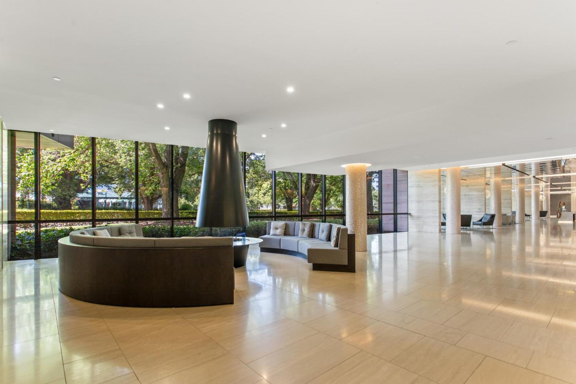 Apartment Chic 1-bed With Pool & Amenities In St Kilda Road