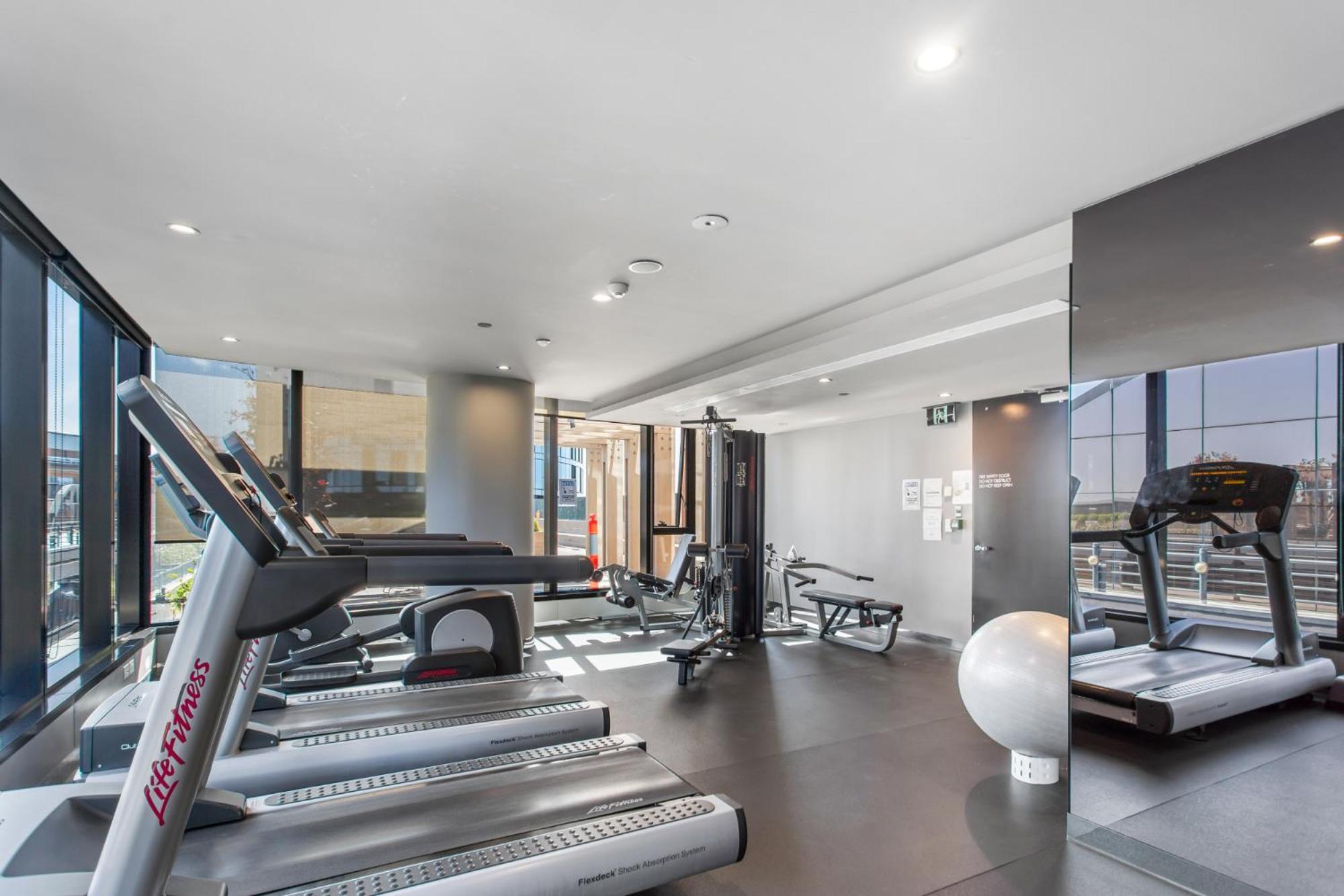 Chic 1-bed With Pool & Amenities In St Kilda Road Apartment Melbourne