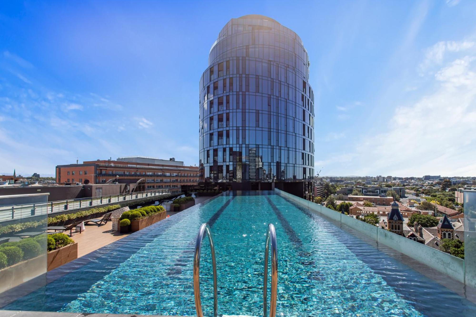 Chic 1-bed With Pool & Amenities In St Kilda Road