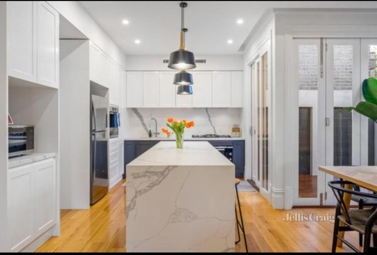 Spacious With Ensuite Next To Coburg Station, Non Smoking House * Melbourne