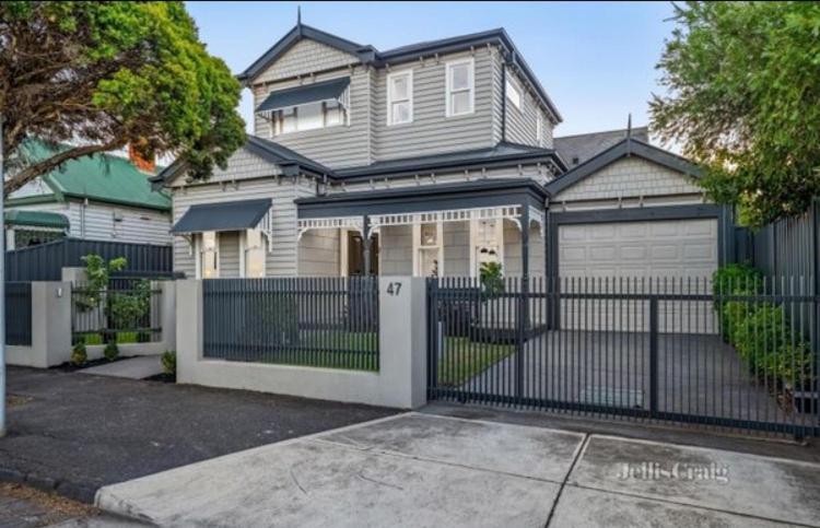 Spacious With Ensuite Next To Coburg Station, Non Smoking House