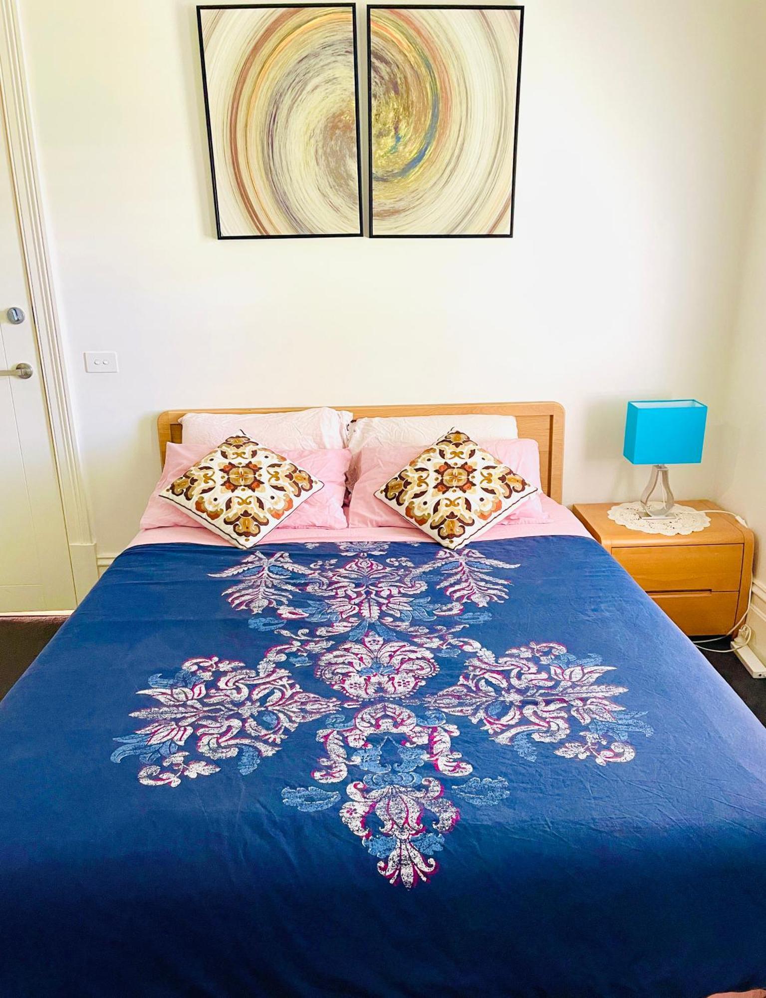 Hospedagem domiciliar Spacious With Ensuite Next To Coburg Station, Non Smoking House *