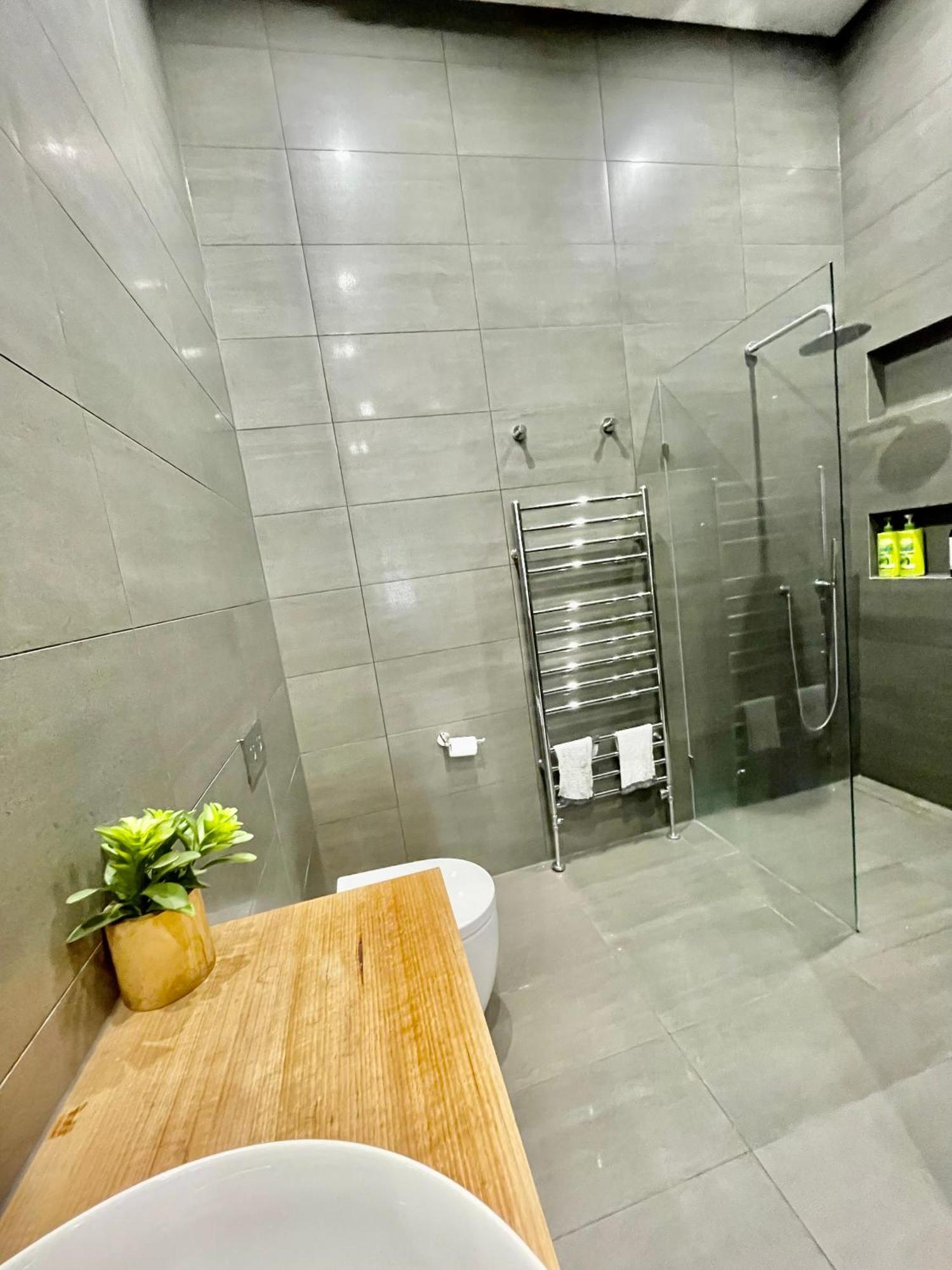 Spacious With Ensuite Next To Coburg Station, Non Smoking House *