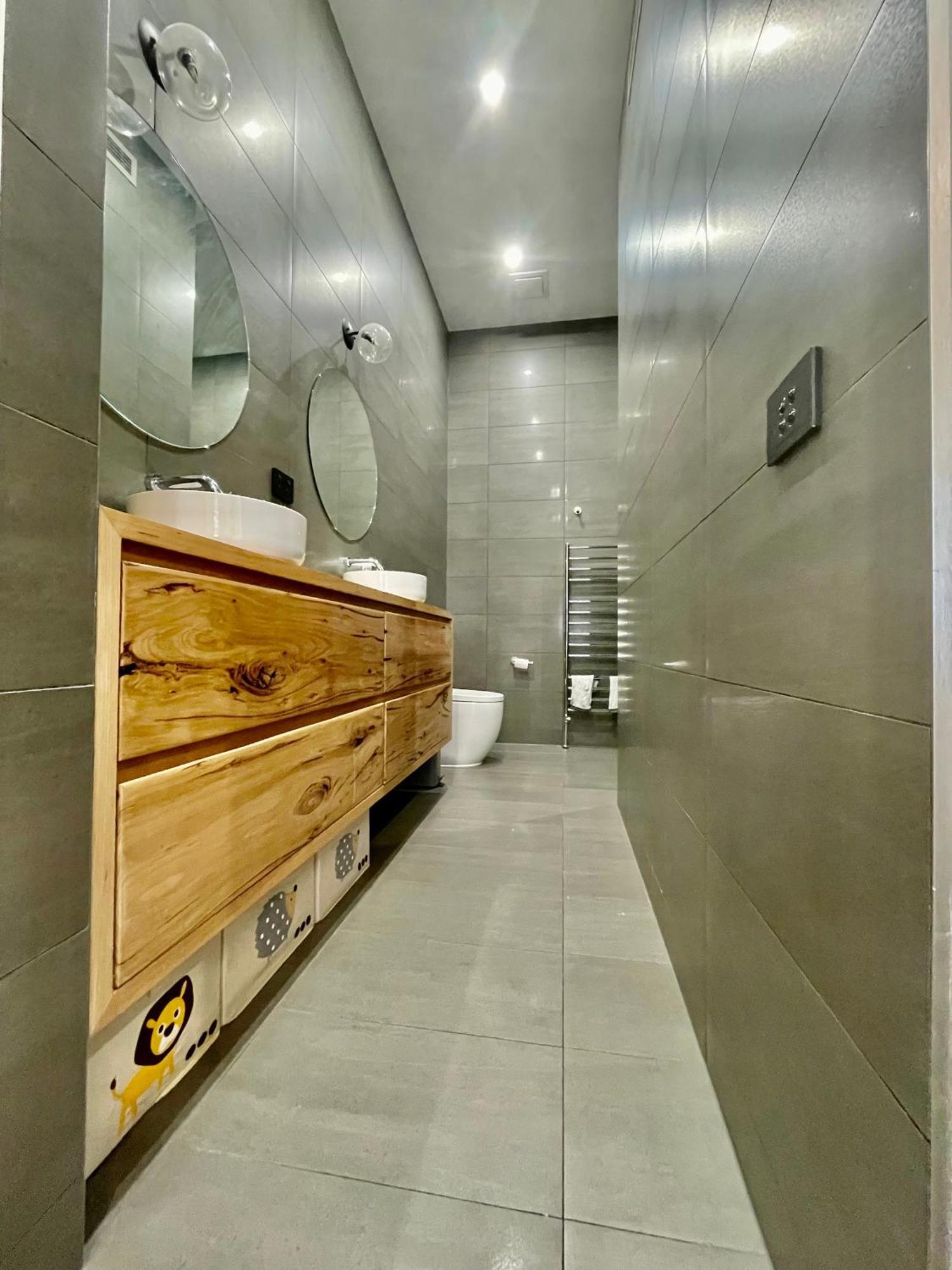 Spacious With Ensuite Next To Coburg Station, Non Smoking House