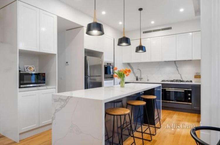 Spacious With Ensuite Next To Coburg Station, Non Smoking House *