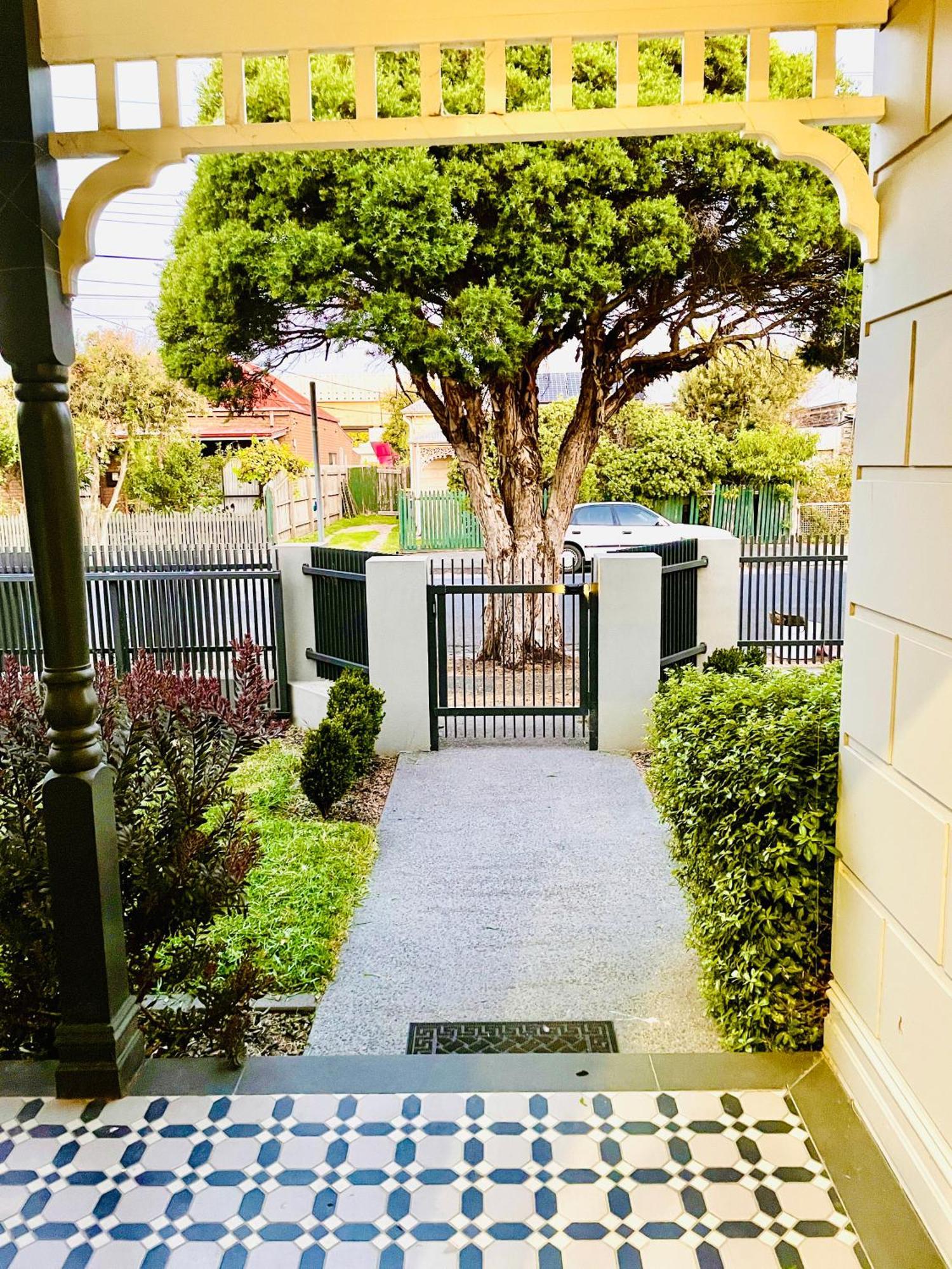 Spacious With Ensuite Next To Coburg Station, Non Smoking House