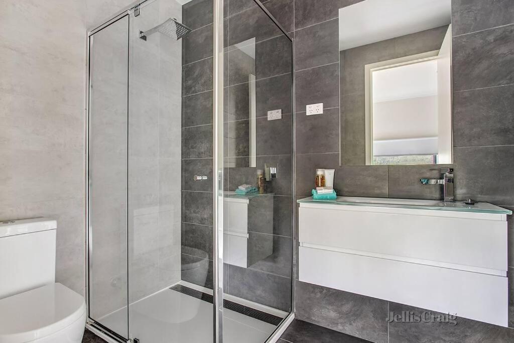 Airport Area 3bedroom House Strathmore Heights Holiday home Melbourne