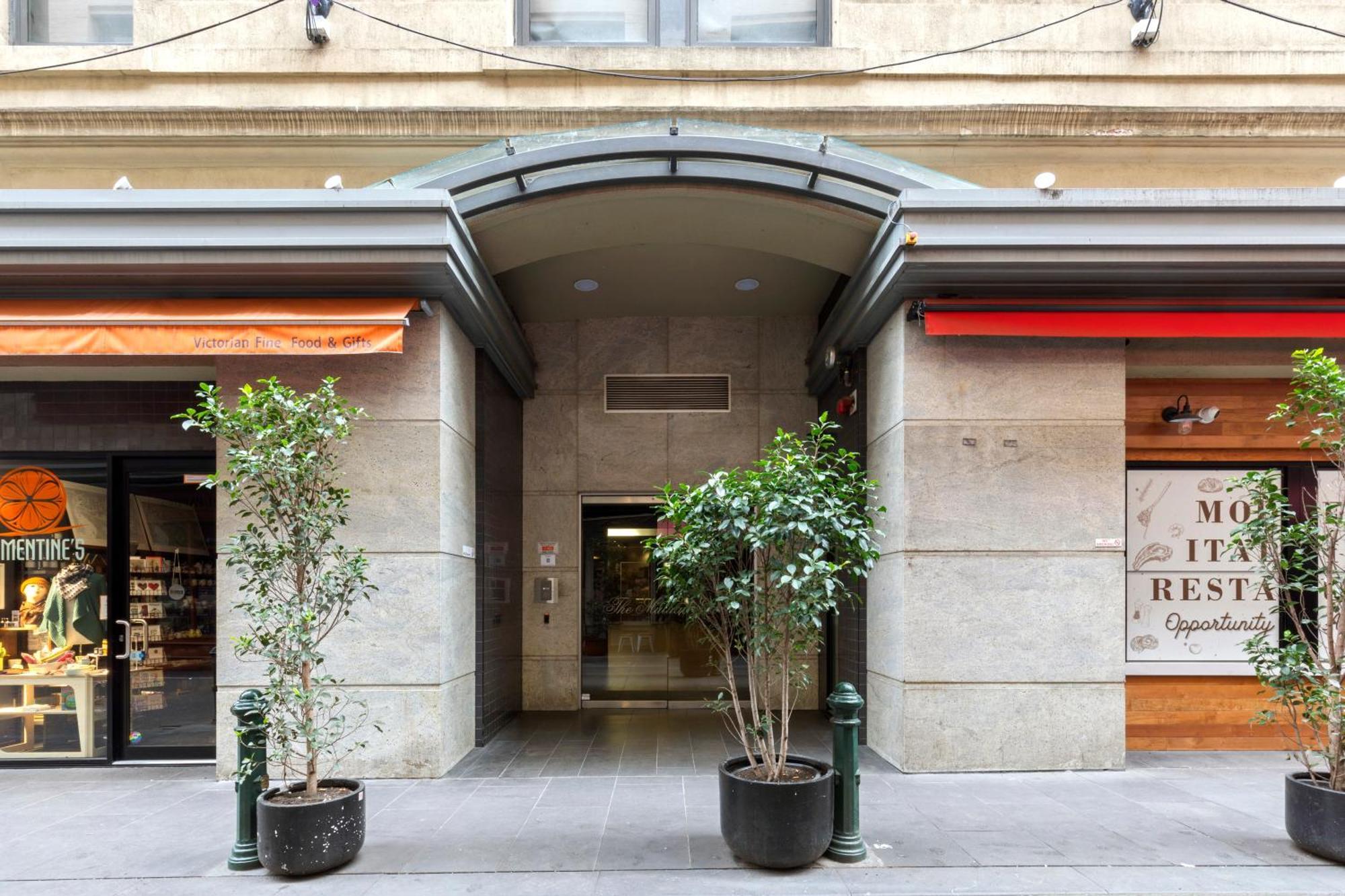 Complete Host Degraves St