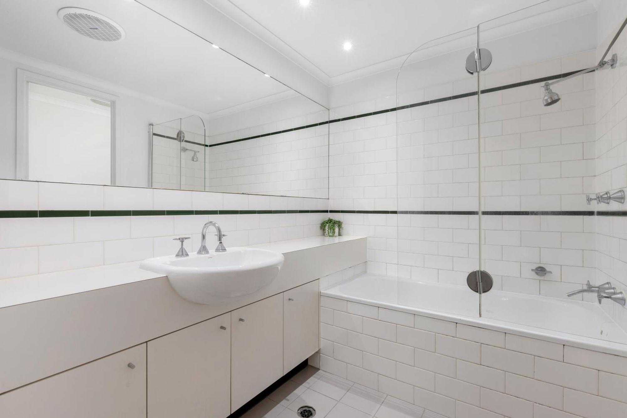 Complete Host Dodds St * Melbourne