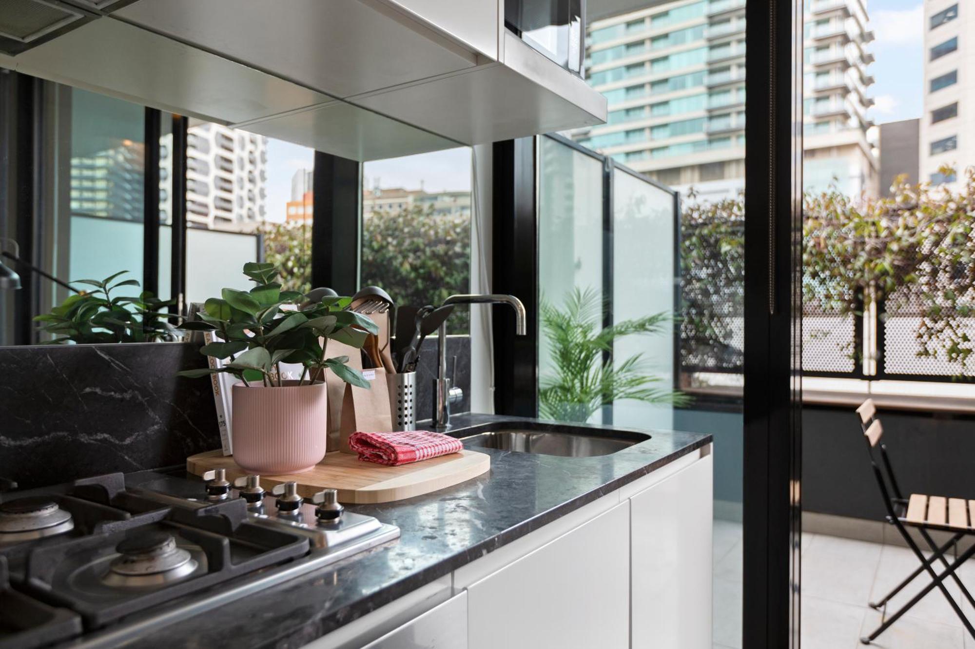 Complete Host Essence * Melbourne