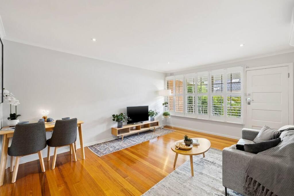 Brighton Beachside Escape Apartment *