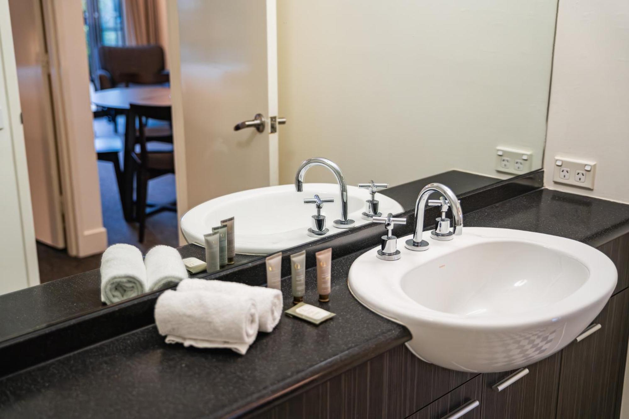 Chic 1-bed In East With Gym & Pool Apartment