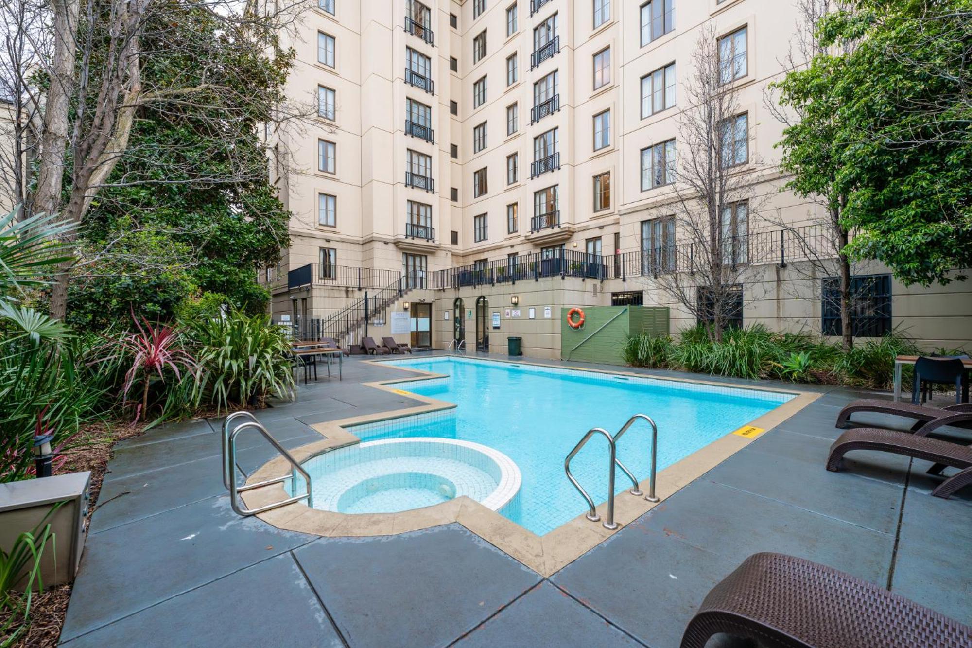 Chic 1-bed In East With Gym & Pool Melbourne