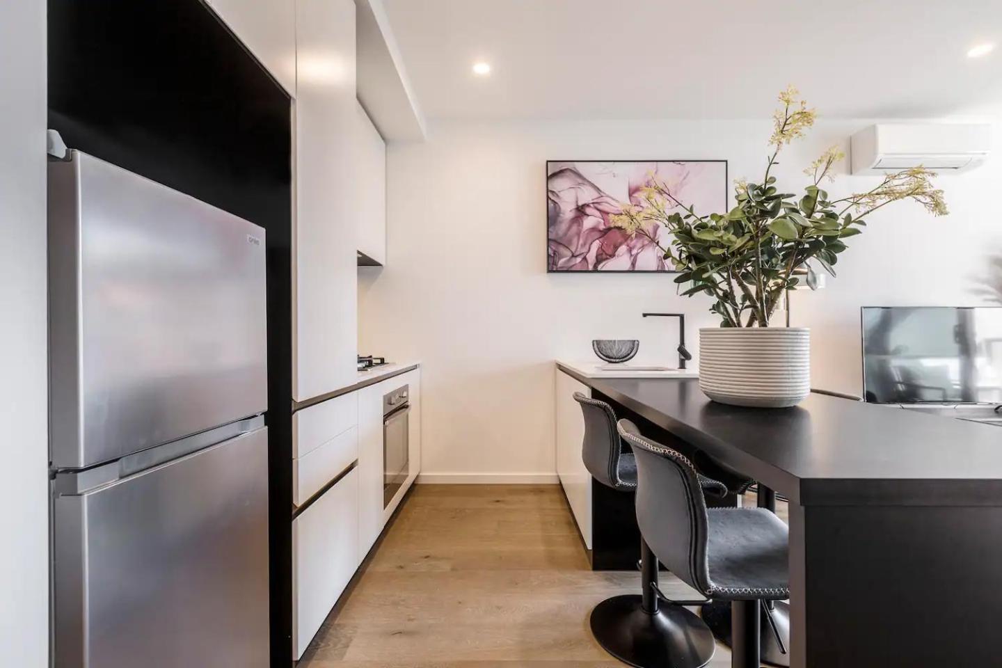 Industrial Glam In Melbourne's Coolest Suburb Apartment *