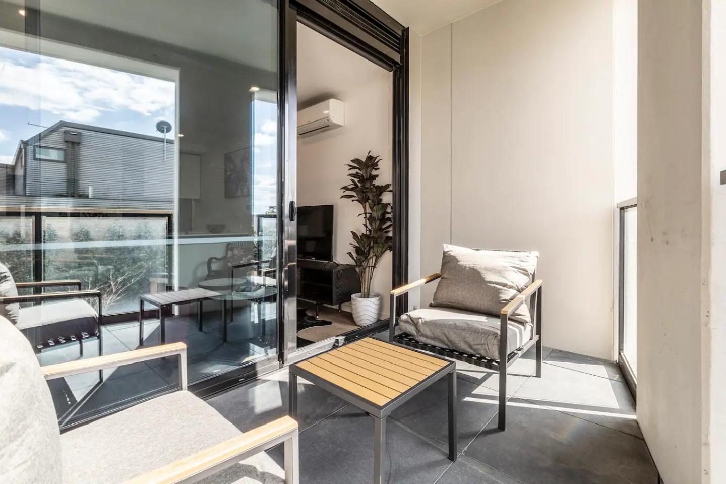 Industrial Glam In Melbourne's Coolest Suburb Apartment *
