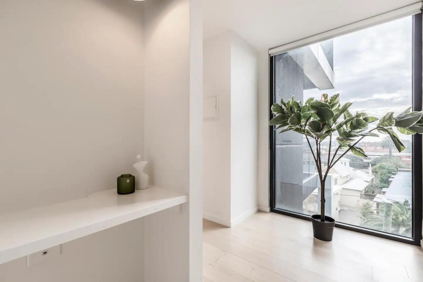 Apartment Sunlit & Sleek In Lively St Kilda Melbourne