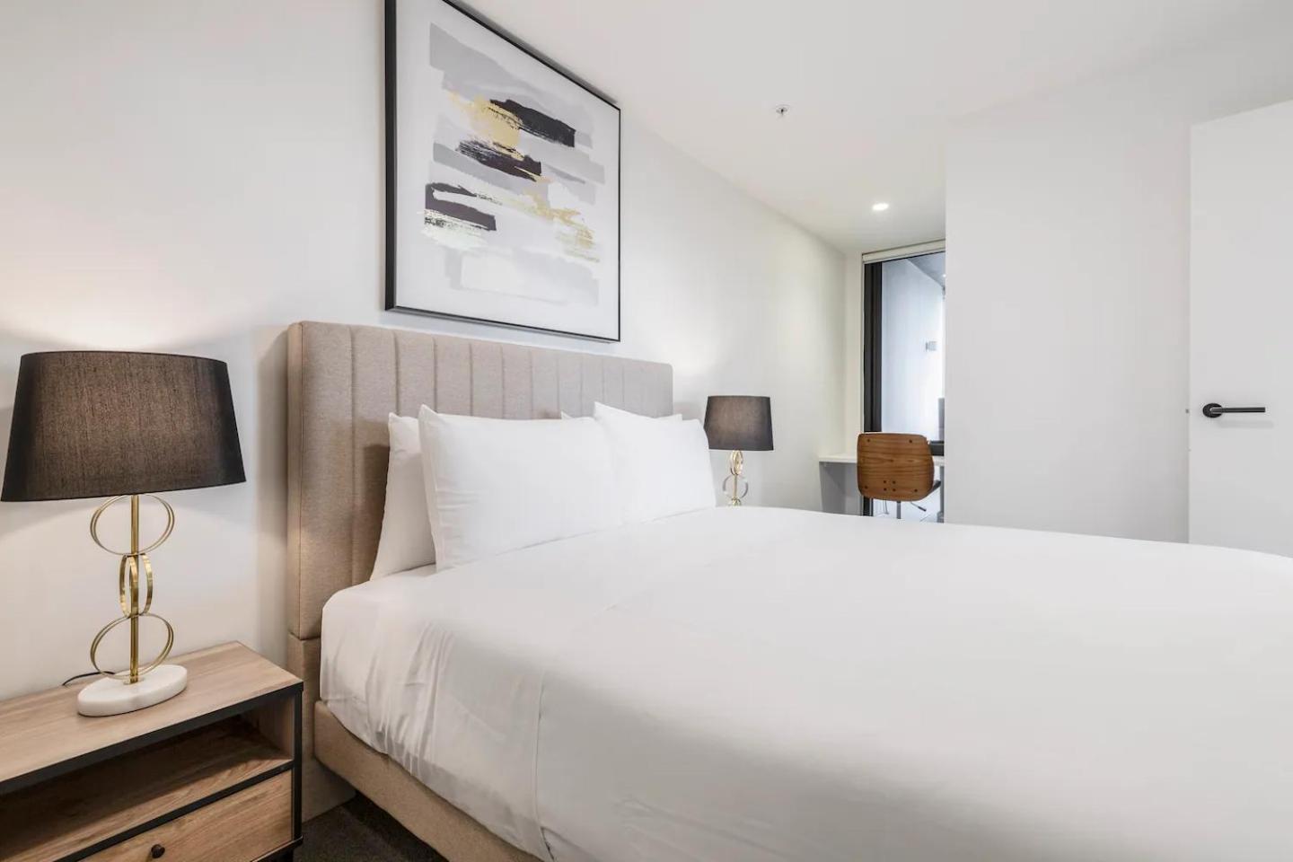 Sunlit & Sleek In Lively St Kilda *