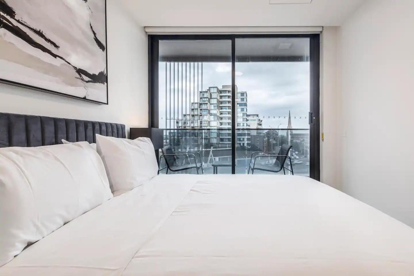 Sunlit & Sleek In Lively St Kilda *