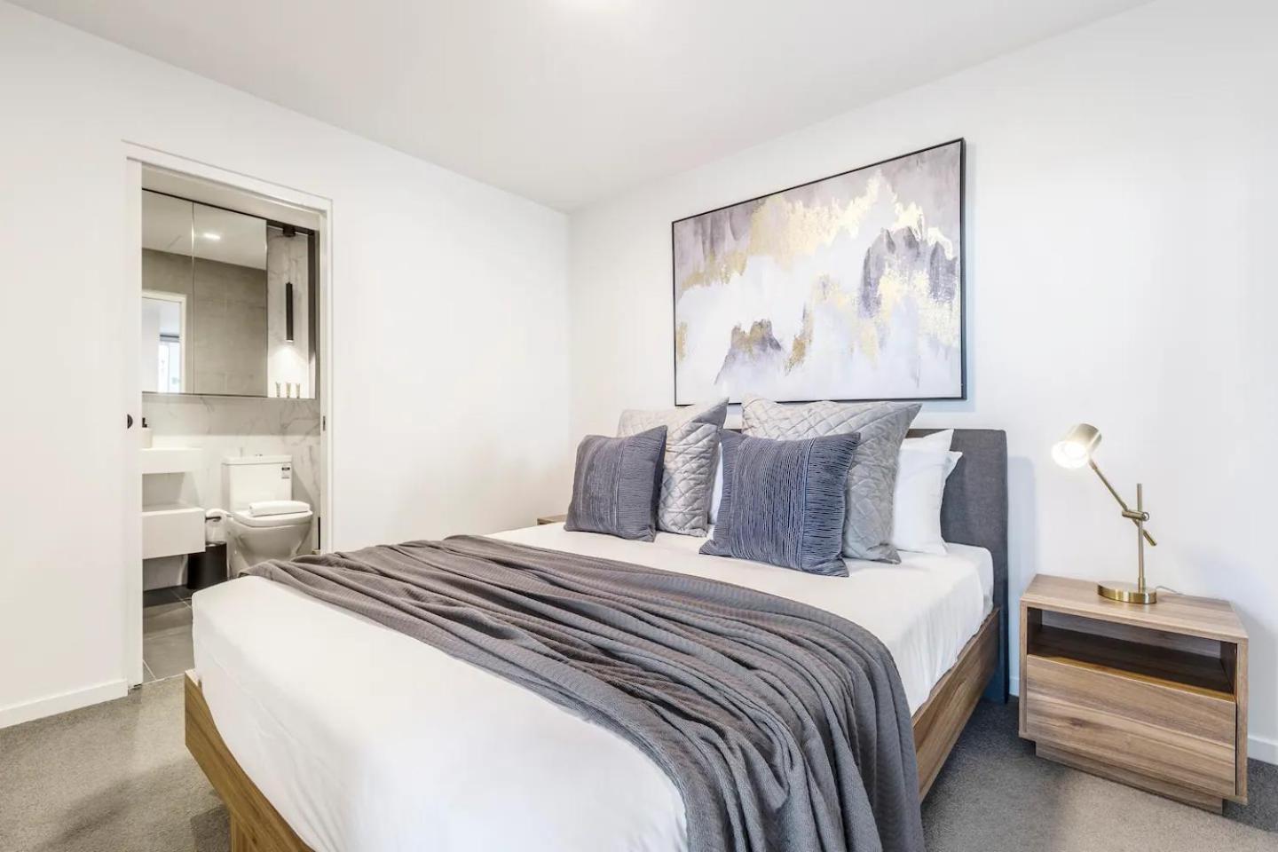 Light & Bright Close To & Fitzroy St Apartment Melbourne