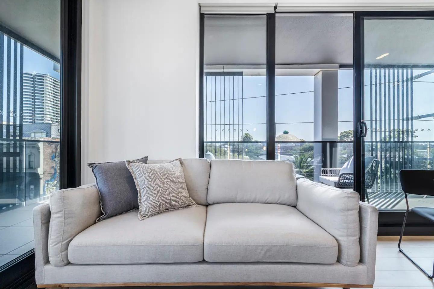 Light & Bright Close To & Fitzroy St Apartment