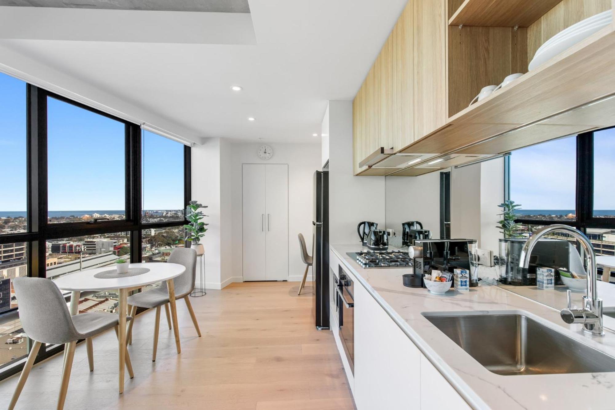 Stylish 1-bed With Pool Gym & Stunning Views Apartment