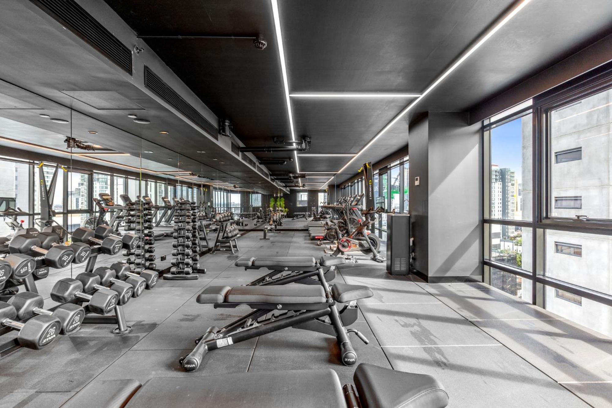 Apartment Stylish 1-bed With Pool Gym & Stunning Views
