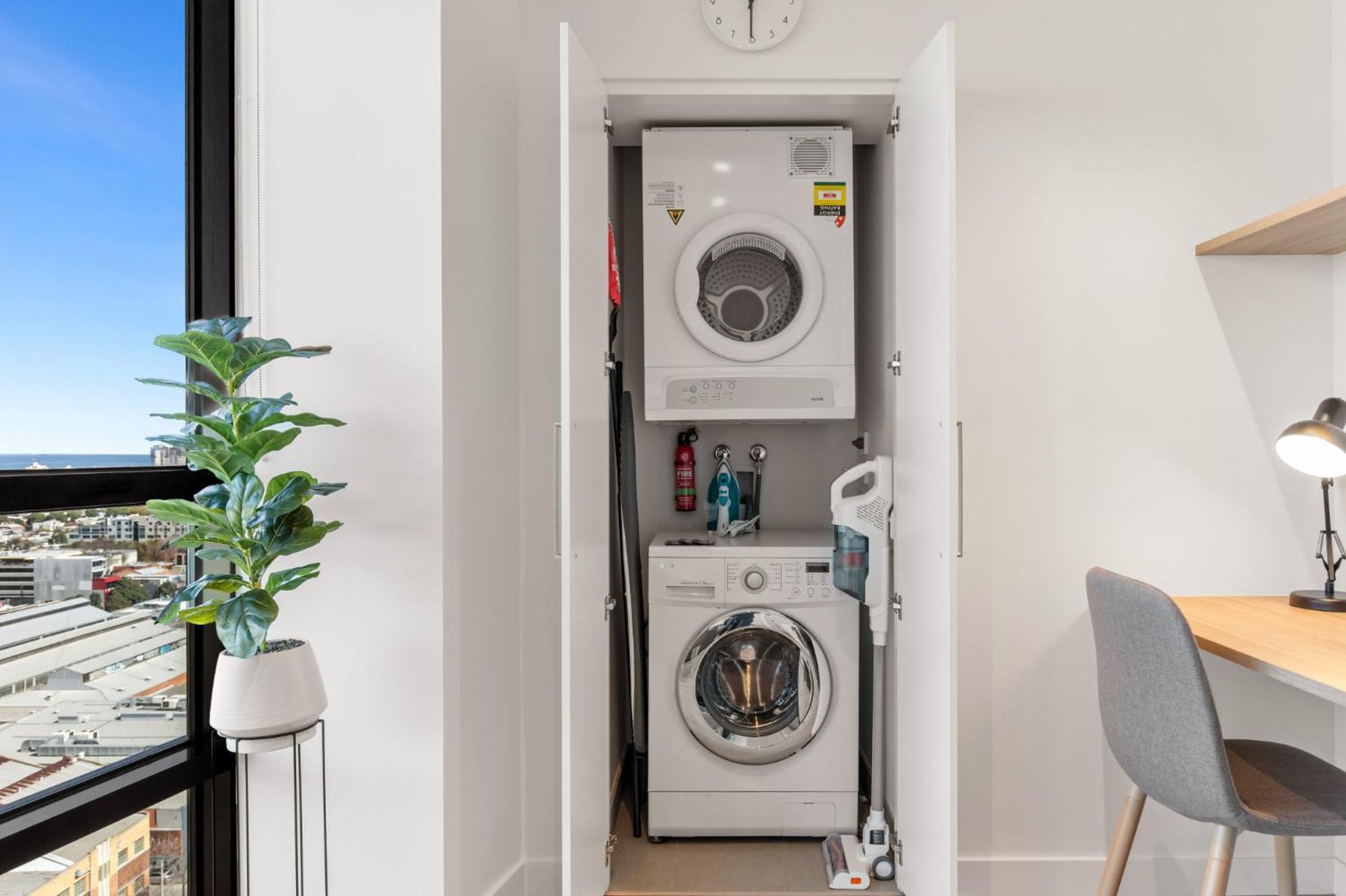 Stylish 1-bed With Pool Gym & Stunning Views * Melbourne
