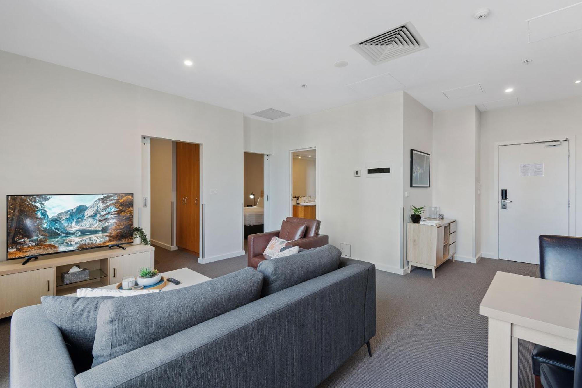 Unbeatable 2-bed In Centre Apartment *