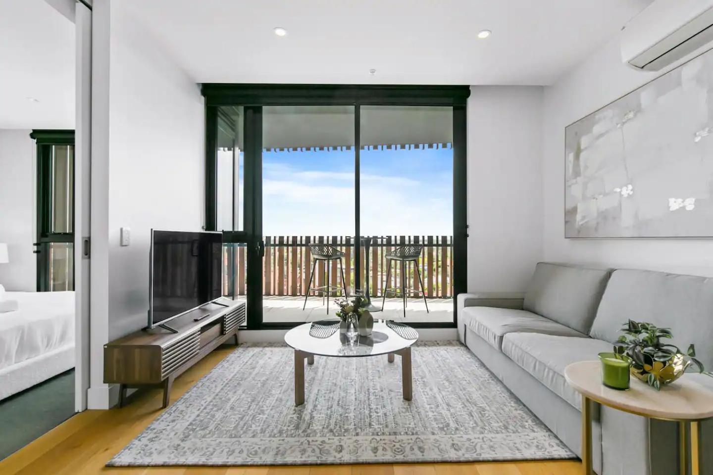 Charm Located In The Heart Of Ivanhoe *