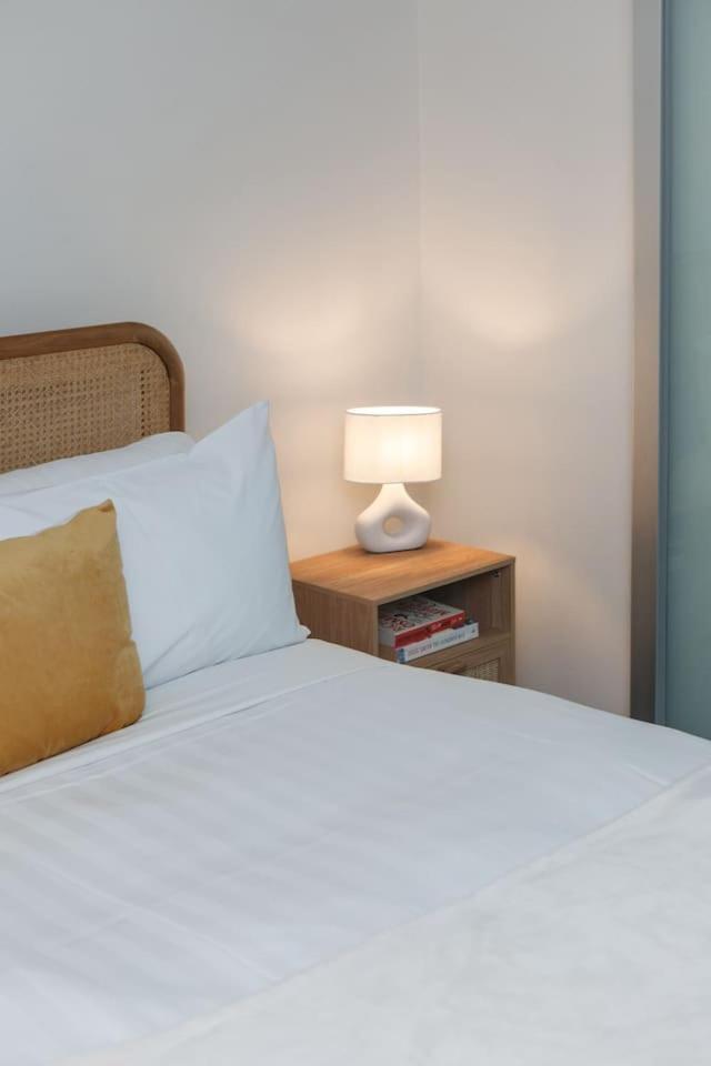 Bourke St Beckons - A Cosy Inner-city Locale * Melbourne