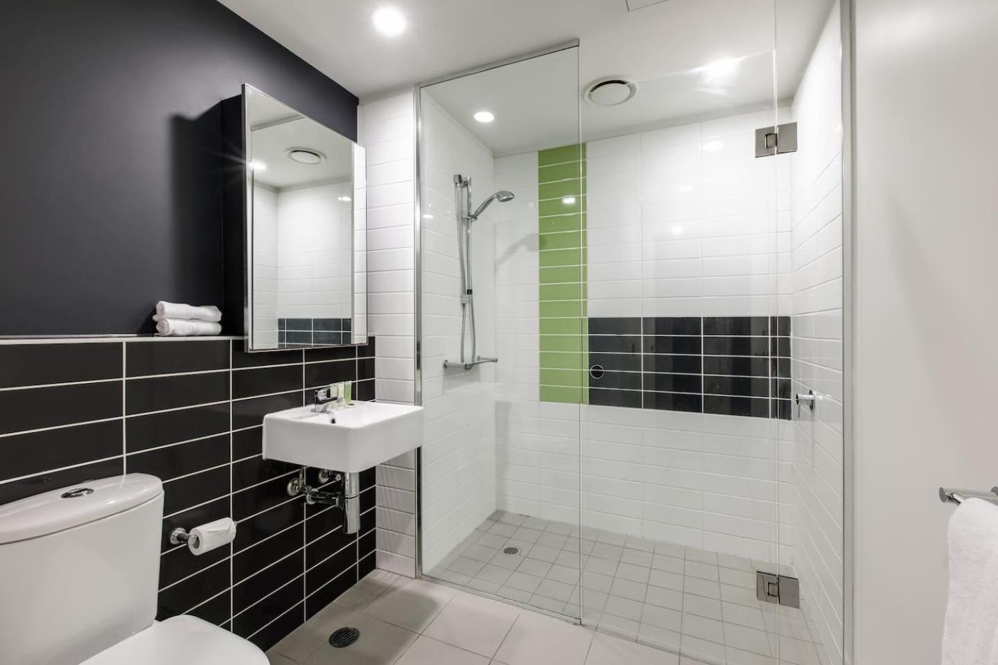 Bourke St Beckons - A Cosy Inner-city Locale Apartment