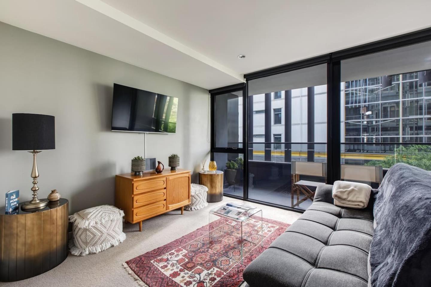 Bourke St Beckons - A Cosy Inner-city Locale *