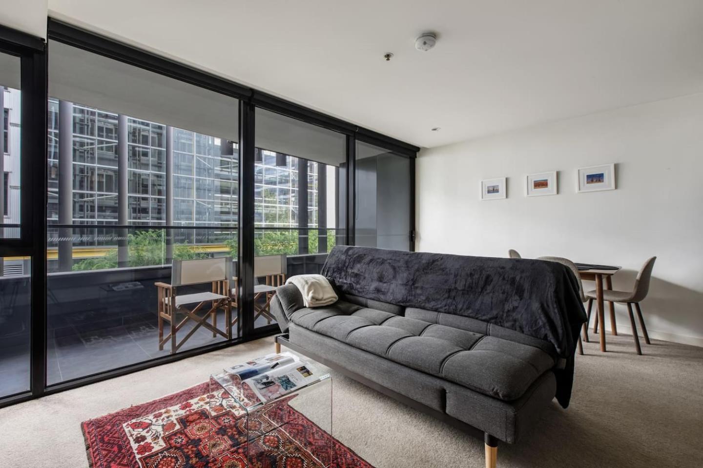 Bourke St Beckons - A Cosy Inner-city Locale Apartment