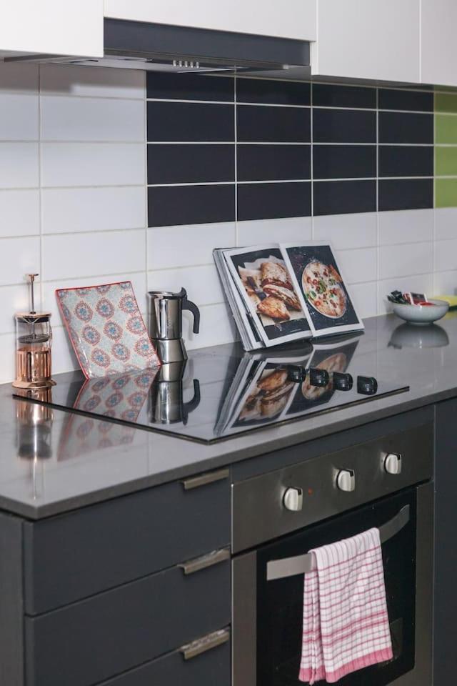 Bourke St Beckons - A Cosy Inner-city Locale Apartment *
