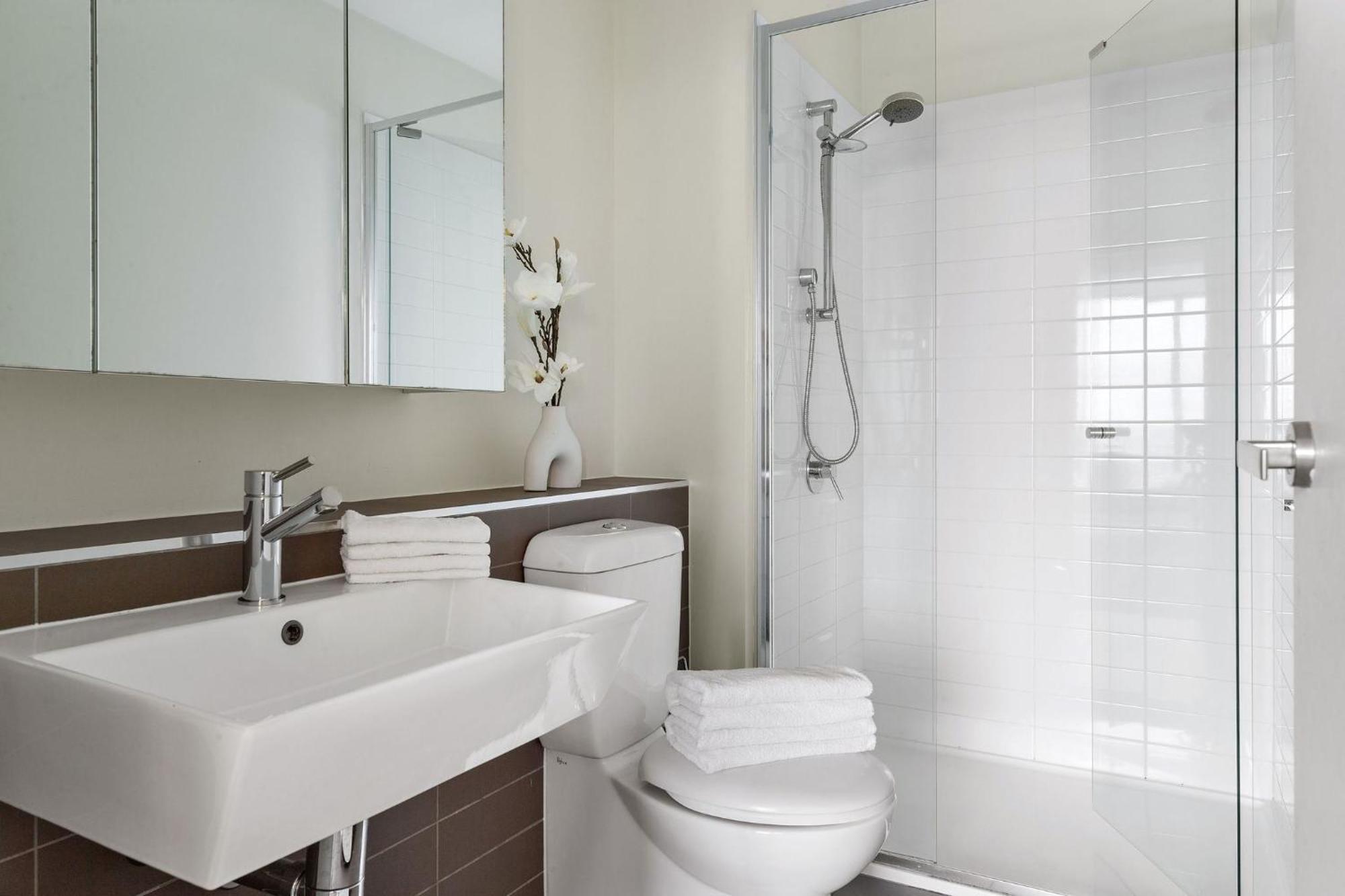Southern Cross Gem, Modern With Harbour Views